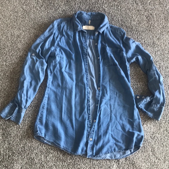 3/$20 Chambrai light weight denim shirt women’s XS - Picture 1 of 7